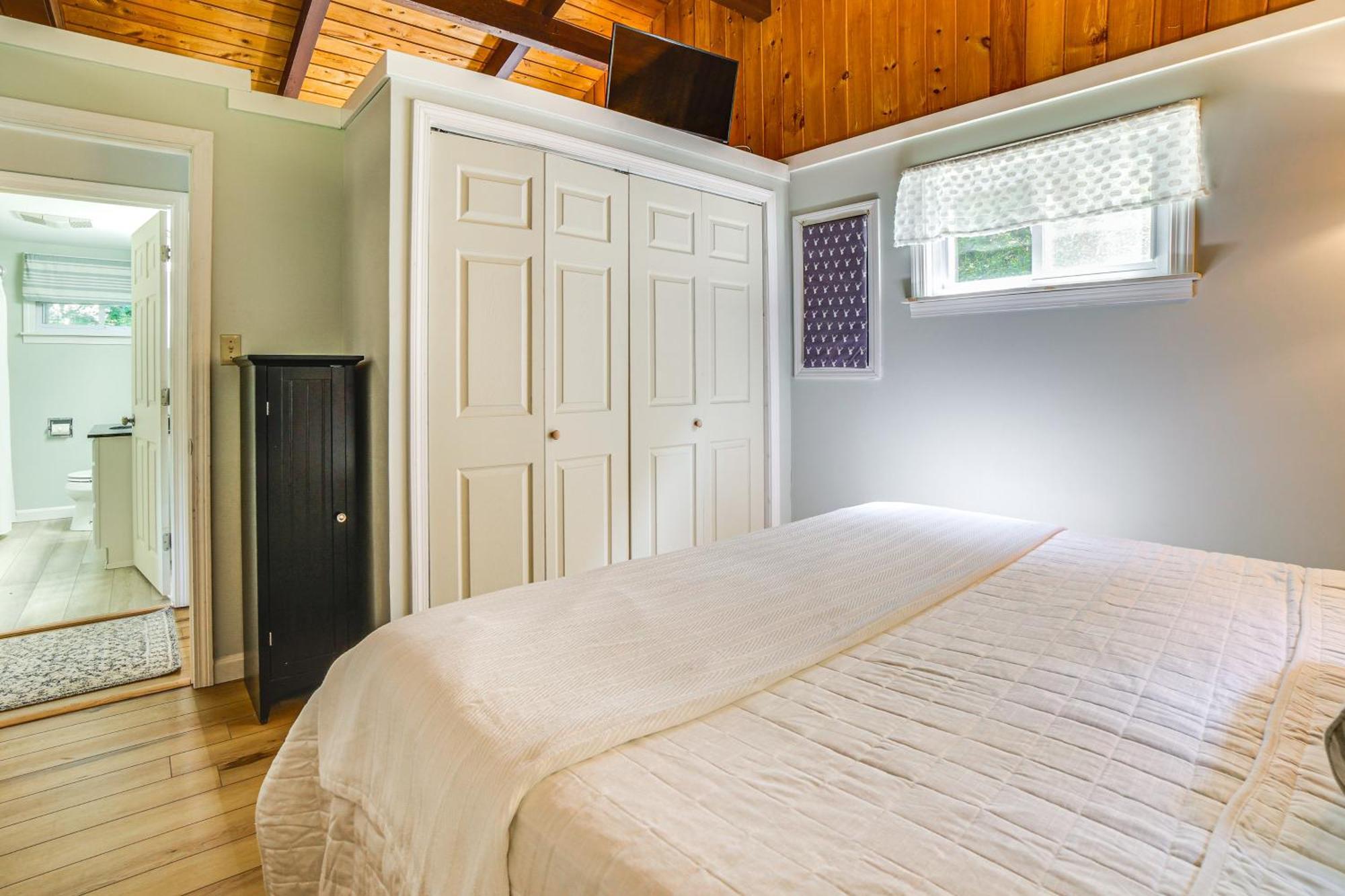 Breathtaking Newbury Cottage With Deck On Chalk Pond Bagian luar foto