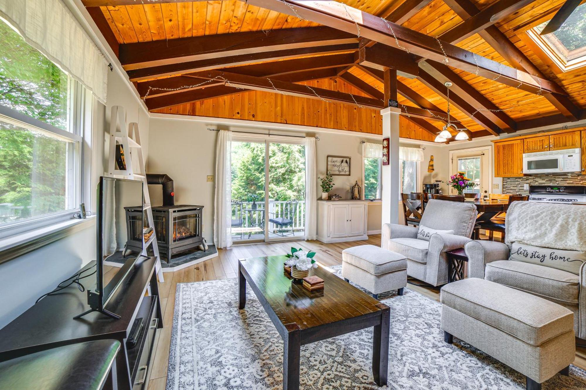 Breathtaking Newbury Cottage With Deck On Chalk Pond Bagian luar foto