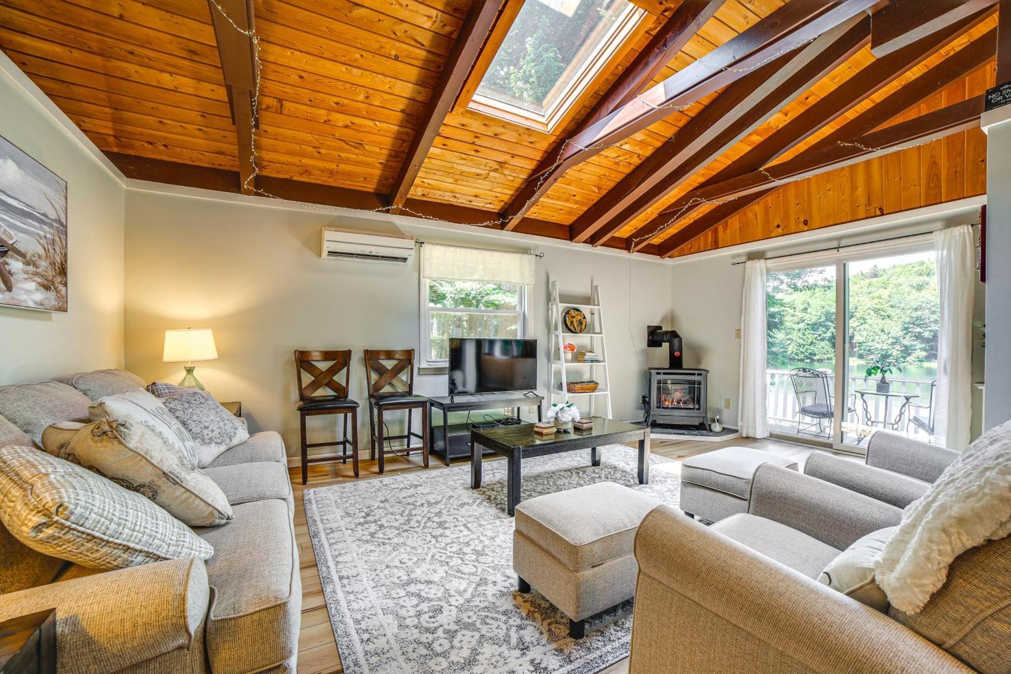 Breathtaking Newbury Cottage With Deck On Chalk Pond Bagian luar foto